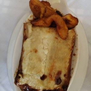 Canelones rellenos de asado negro con tajadas 