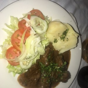 venado en salsa con papas al vapor y ensalda mixta