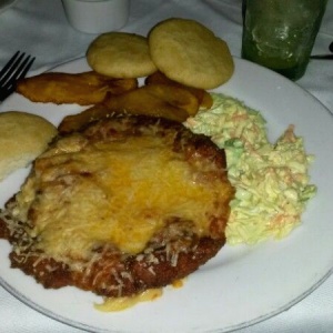 Milanesa de pollo a la parmesana con todos los hierros