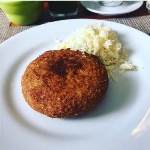 Arepa de Chicharron con racion de Queso