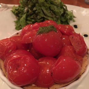 Tartaleta de queso de cabra con tomate cherrys horneados.