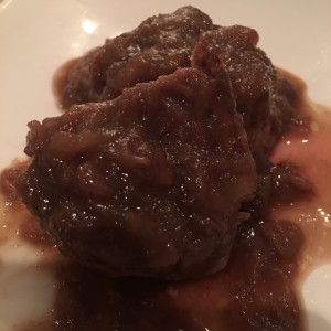 Lomito en cama de cebolla caramelizada en vino tinto