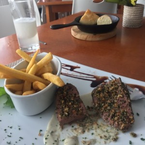 lomito en Salsa que Queso azul con papas fritas en aceite de trufas
