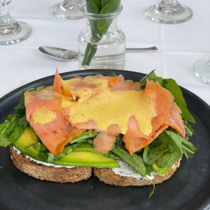 Tostada de salmon con queso de cabra