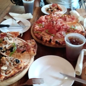 Pizza estrambotica (izq).. Pizza copatillana (der)