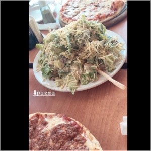 pizza y ensalada cesar