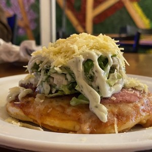Mini pizza con carpaccio y ensalada de la casa 
