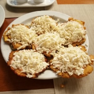 Tostones con queso
