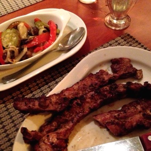 Asado de tira de cerdo con vegetales a la parrilla