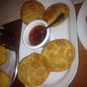 Pastelitos de Carne, Excelentes, la Salsa de Pimentones Dulces y un toque picante, es lo Maximo