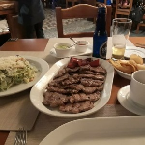 Bife de Chorizo. Divino, el corte de carne en su punto.