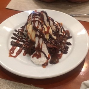 Brownie con helado