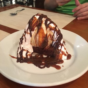 brownie con helado