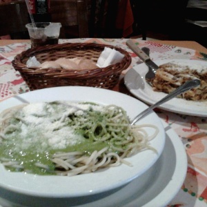 Spaguetti con salsa pesto y pasticho