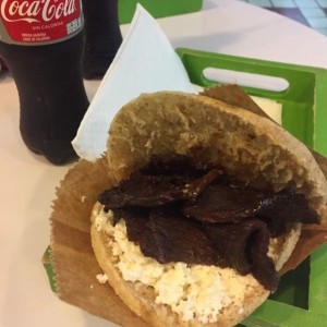 arepa de masa integral, con asado negro y queso de cabra
