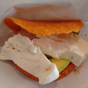 arepa de masa de aji dulce con queso guayanesy aguacate
