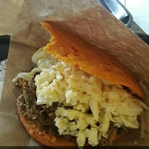 Arepa de carne mechada con extra de queso