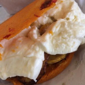 arepa de platano al horno con guayanes y masa de aji 
