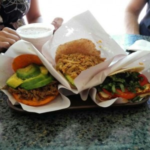 Arepa de de aji con Carne mechada y aguacate, integral con pollo y aguacate, y de Capresa y toddy..... Buenisimas!!!