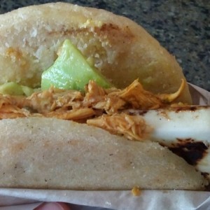 Pollo con queso planchado y aguacate