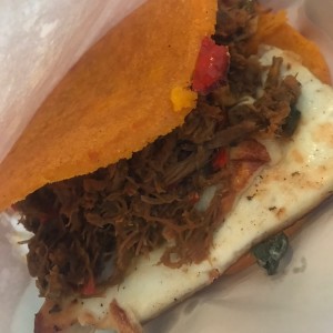 Arepa con masa de ají; mechada con queso a la plancha
