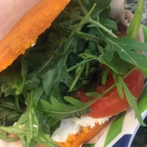 Arepa con masa de Ají; Cabresa con Rugula 