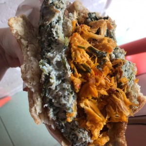 arepa integral de pollo y omelette de espinaca