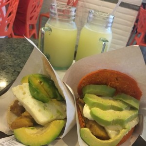 platano con queso y aguacate.