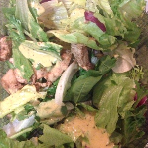 Ensalada Thai, solo lechuga y pollo, helada y sin una pizca de sal, sabe horrible