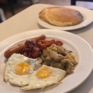 big breakfast, incluye las panquecas del fondo