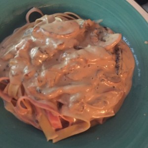 fettuccine con hongos y tomates secos