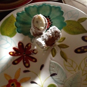 Mini cannolis rellenos de ricotta fresca