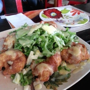 Ensalada con calamares rebozados