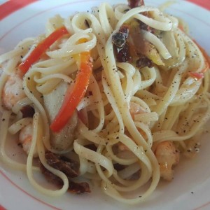 Linguini al gamberi y alcachofa