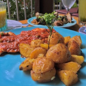 Scaloppine de Pollo con papas al romero