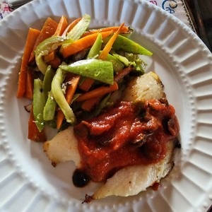 Pescado con vegetales salteados