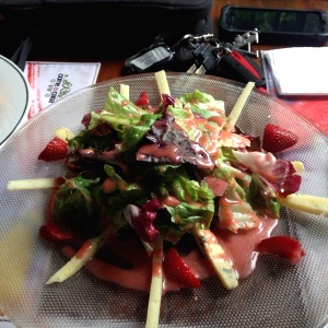 Ensalada de queso y fresas