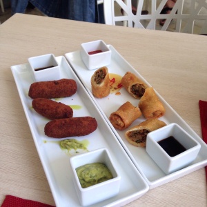 Croquetas de asado negro y rollos primavera
