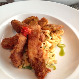 Dedos de pescado con tostones y ensalada rallada