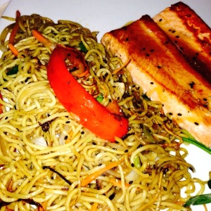 Salmon con pasta soba