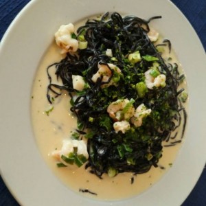 Linguini nero en salsa de camarones