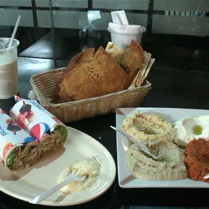 Cremas variadas, shawarma de pollo y ayran