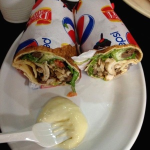 Shawarma mixto y salsa de ajo. (Recomiendo la salsa de ajonjoli)