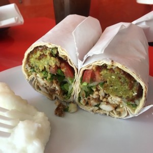 Sandwich de pollo y falafel