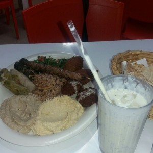 plato vegetariano y Ayran