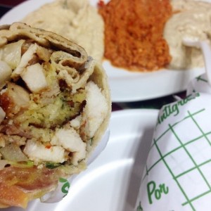 shawarma de falafel y pollo + trio de salsas