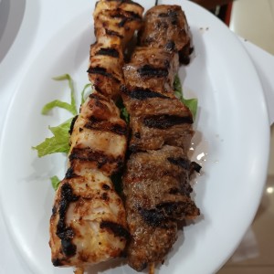 Brochetas de pollo y carne 