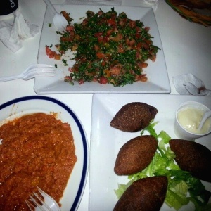 Crema de pimenton, kibbe frito y tabule