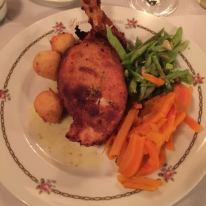 pollo a la kiev con vainitas, zanahorias y papitas