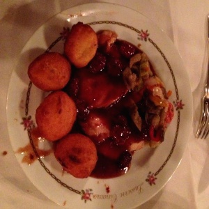 Escalopina de pavo en salsa de moras con papas doufin